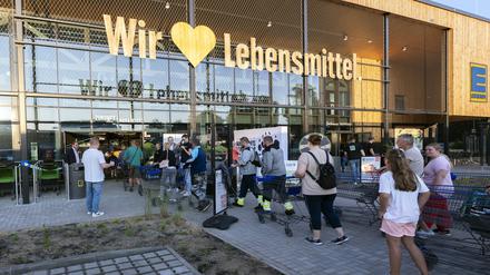 Der „Zukunftsmarkt“ von Edeka in Nauen wurde mit Holz, natürlichen Dämmstoffen und CO₂-armem Beton errichtet.