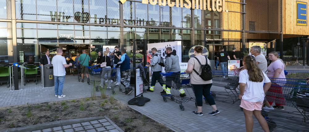 Der „Zukunftsmarkt“ von Edeka in Nauen wurde mit Holz, natürlichen Dämmstoffen und CO₂-armem Beton errichtet.