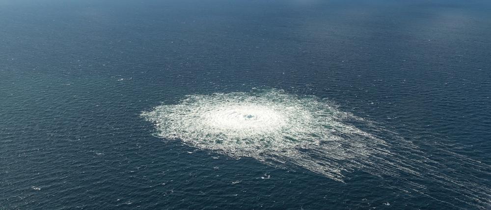 Das vom dänischen Verteidigungskommando zur Verfügung gestellte Foto zeigt das Nord-Stream-2-Gasleck in der Nähe von Bornholm aus der Luft (Symbolbild).