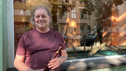 Stephan Blezinger ist der weltweit einzige sehbehinderte Flötenbauer: Seine Blockflöten in allen Größen stellt er in Steglitz her.