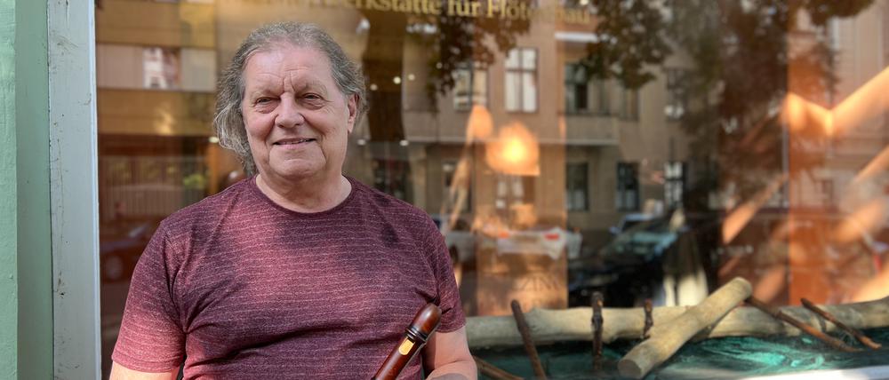 Stephan Blezinger ist der weltweit einzige sehbehinderte Flötenbauer: Seine Blockflöten in allen Größen stellt er in Steglitz her.