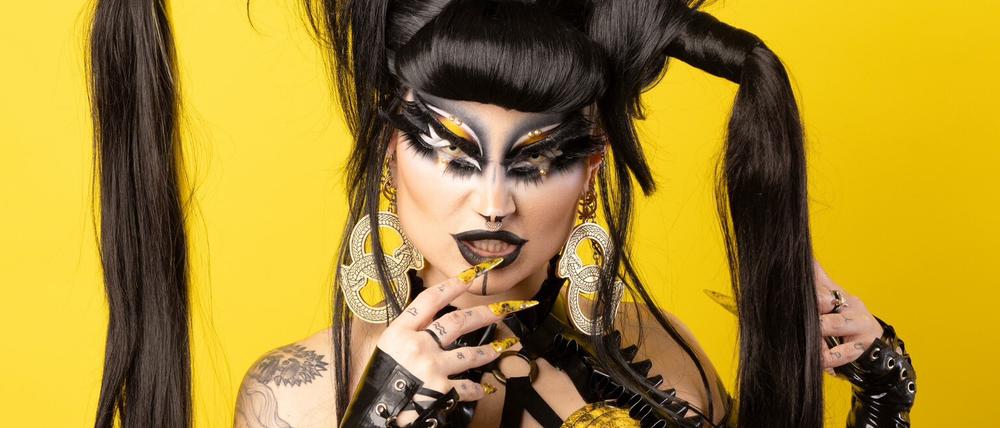 Pandora Nox ist die Gewinnerin der Castingshow „RuPaul’s Drag Race Germanys“ - sie ist einer der Headliner des „Queens & Flowers“-Sommerfests.