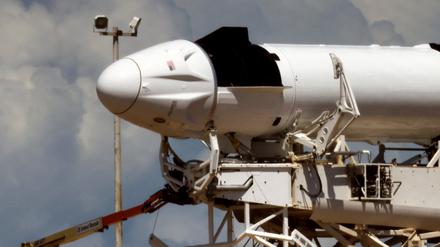 Eine „Falcon 9“-Rakete von SpaceX wird für den Start vorbereitet (Symbolbild).