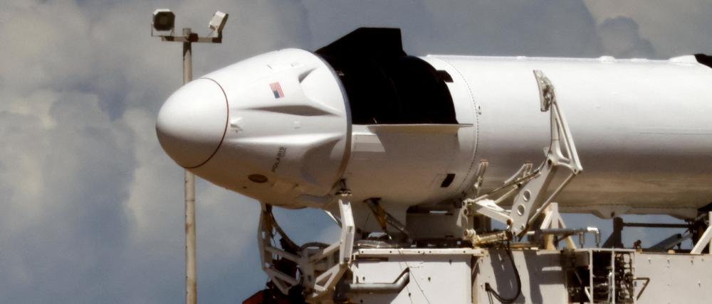 Eine „Falcon 9“-Rakete von SpaceX wird für den Start vorbereitet (Symbolbild).