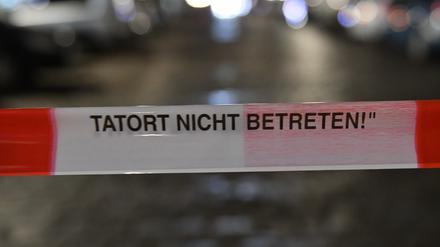 Ein Absperrband der Polizei markiert einen Tatort (Symbolbild). 