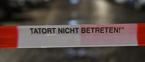 Ein Absperrband der Polizei markiert einen Tatort (Symbolbild). 