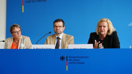 Berlin: Nancy Faeser (SPD, r), Bundesministerin für Inneres und Heimat, Marco Buschmann (FDP), Bundesminister der Justiz, und Anja Hajduk (Bündnis 90/Die Grünen), Staatssekretärin im Bundeswirtschaftsministerium, stellen ein Sicherheitspaket nach der Messerattacke von Solingen vor.