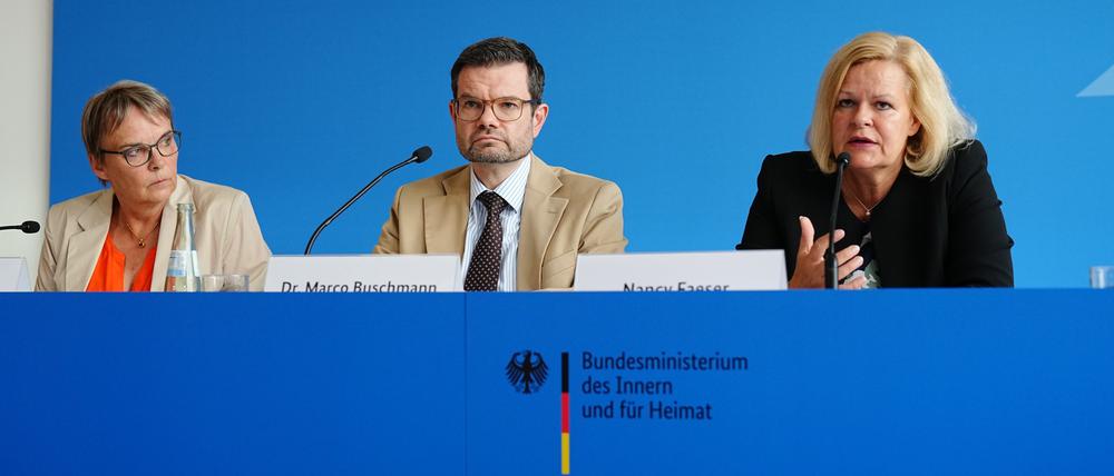 Berlin: Nancy Faeser (SPD, r), Bundesministerin für Inneres und Heimat, Marco Buschmann (FDP), Bundesminister der Justiz, und Anja Hajduk (Bündnis 90/Die Grünen), Staatssekretärin im Bundeswirtschaftsministerium, stellen ein Sicherheitspaket nach der Messerattacke von Solingen vor.