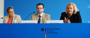 Berlin: Nancy Faeser (SPD, r), Bundesministerin für Inneres und Heimat, Marco Buschmann (FDP), Bundesminister der Justiz, und Anja Hajduk (Bündnis 90/Die Grünen), Staatssekretärin im Bundeswirtschaftsministerium, stellen ein Sicherheitspaket nach der Messerattacke von Solingen vor.