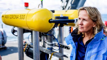 Schleswig-Holstein, Kiel: Bundesumweltministerin Steffi Lemke (Bündnis90/Die Grünen) informiert sich an Bord eines Marineschiffes an einem „AUV“ (Autonomous Underwater Vehicle, welches zur Kartierung und Suche von Munitionsresten im Wasser eingesetzt wird) über die Bergung von Munitionsaltlasten in der Ostsee.