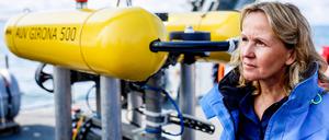 Schleswig-Holstein, Kiel: Bundesumweltministerin Steffi Lemke (Bündnis90/Die Grünen) informiert sich an Bord eines Marineschiffes an einem „AUV“ (Autonomous Underwater Vehicle, welches zur Kartierung und Suche von Munitionsresten im Wasser eingesetzt wird) über die Bergung von Munitionsaltlasten in der Ostsee.