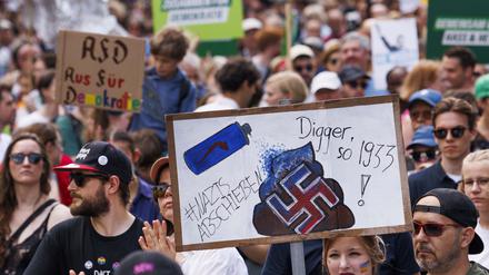 Demoteilnehmer gegen Rechtsextremismus am Tag der Europawahl. Doch das zunehmend ausländerfeindliche Klima in Deutschland wird auch zur Gefahr für Forschende of Color. Für viele internationale Talente droht das Land nicht mehr attraktiv zu sein. 