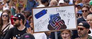 Demoteilnehmer gegen Rechtsextremismus am Tag der Europawahl. Doch das zunehmend ausländerfeindliche Klima in Deutschland wird auch zur Gefahr für Forschende of Color. Für viele internationale Talente droht das Land nicht mehr attraktiv zu sein. 