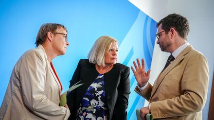 Nancy Faeser (SPD, M), Bundesministerin für Inneres und Heimat, Marco Buschmann (FDP), Bundesminister der Justiz, und Anja Hajduk (Bündnis 90/Die Grünen), Staatssekretärin im Bundeswirtschaftsministerium, unterhalten sich nach der Vorstellung eines Sicherheitspakets nach der Messerattacke von Solingen.