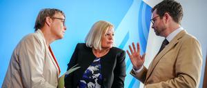 Nancy Faeser (SPD, M), Bundesministerin für Inneres und Heimat, Marco Buschmann (FDP), Bundesminister der Justiz, und Anja Hajduk (Bündnis 90/Die Grünen), Staatssekretärin im Bundeswirtschaftsministerium, unterhalten sich nach der Vorstellung eines Sicherheitspakets nach der Messerattacke von Solingen.