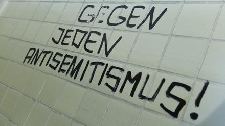 Einzelstimme? Toilettenspruch in einer Hochschule.