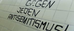 Einzelstimme? Toilettenspruch in einer Hochschule.