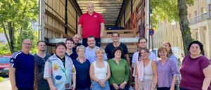 Fraktionsübergreifende Solidarität in Steglitz-Zehlendorf: Bezirkspolitiker verladen Pflegebetten für die Partnerstadt Charkiw.