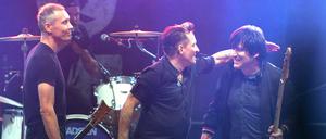 ARCHIV - 26.08.2016, Mecklenburg-Vorpommern, Jamel: Farin Urlaub (l-r), Bela B. und Rodrigo Gonzalez von der Band Die Ärzte stehen auf der Bühne des Open-Air-Musikfestivals «Jamel rockt den Förster» - Rock gegen Rechts. (zu dpa: «Nach Konzert-Marathon: Die Ärzte machen eine Pause») Foto: Axel Heimken/dpa +++ dpa-Bildfunk +++