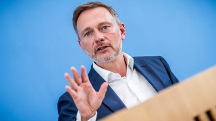 Christian Lindner (FDP), Bundesminister der Finanzen, bei einer Pressekonferenz zum Entwurf für den Haushalt 2025 und den Nachtragshaushalt 2024. 