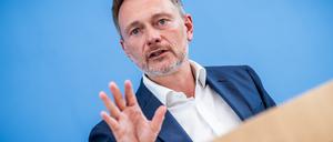 Christian Lindner (FDP), Bundesminister der Finanzen, bei einer Pressekonferenz zum Entwurf für den Haushalt 2025 und den Nachtragshaushalt 2024. 