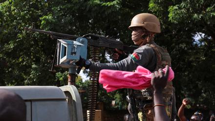 Soldaten der neuen Junta stehen in einem gepanzerten Fahrzeug in Ouagadougou, Burkina Faso, Wache.