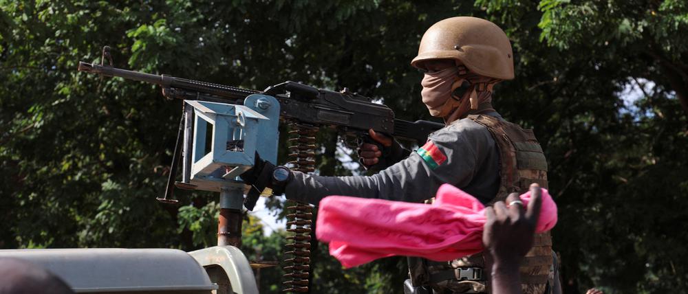 Soldaten der neuen Junta stehen in einem gepanzerten Fahrzeug in Ouagadougou, Burkina Faso, Wache.