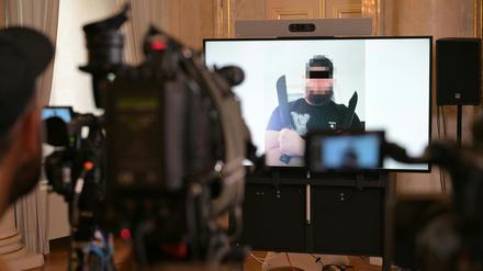 Das Bundesministerium für Inneres (BMI) zeigt ein Foto des unter Terror-Verdacht festgenommenen mutmaßlichen Anhänger der Terrormiliz Islamischer Staat (Archivbild).
