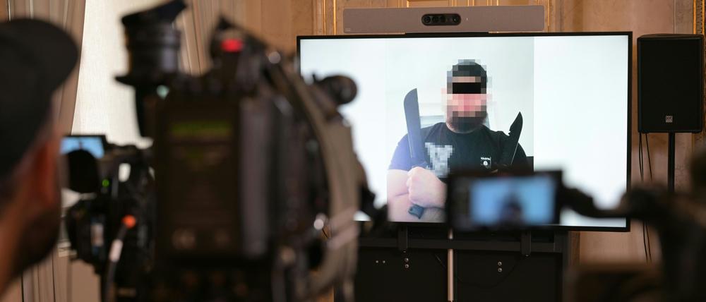 Das Bundesministerium für Inneres (BMI) zeigt ein Foto des unter Terror-Verdacht festgenommenen mutmaßlichen Anhänger der Terrormiliz Islamischer Staat (Archivbild).