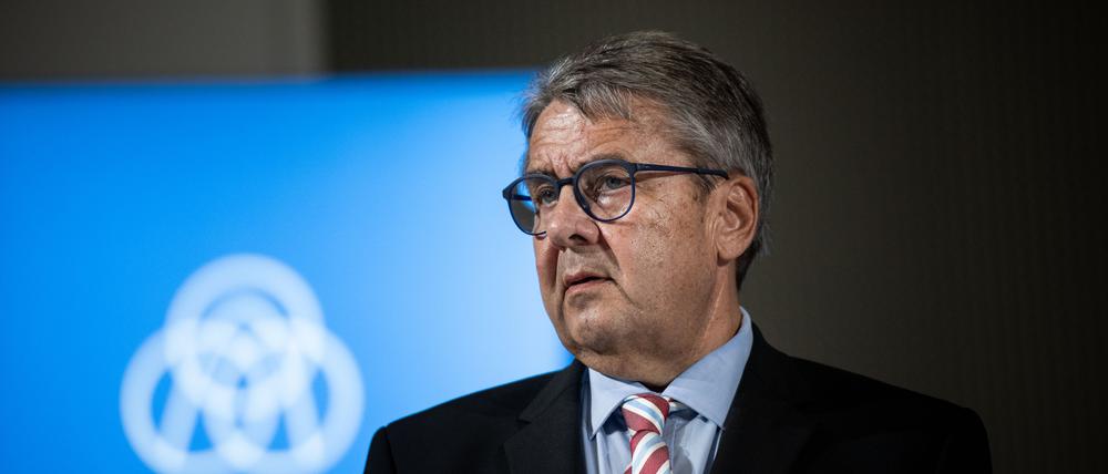 Sigmar Gabriel, Aufsichtsratsvorsitzender von Thyssenkrupp Steel Europe, spricht nach der Aufsichtsratssitzung bei einer Pressekonferenz.