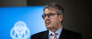 Sigmar Gabriel, Aufsichtsratsvorsitzender von Thyssenkrupp Steel Europe, spricht nach der Aufsichtsratssitzung bei einer Pressekonferenz.