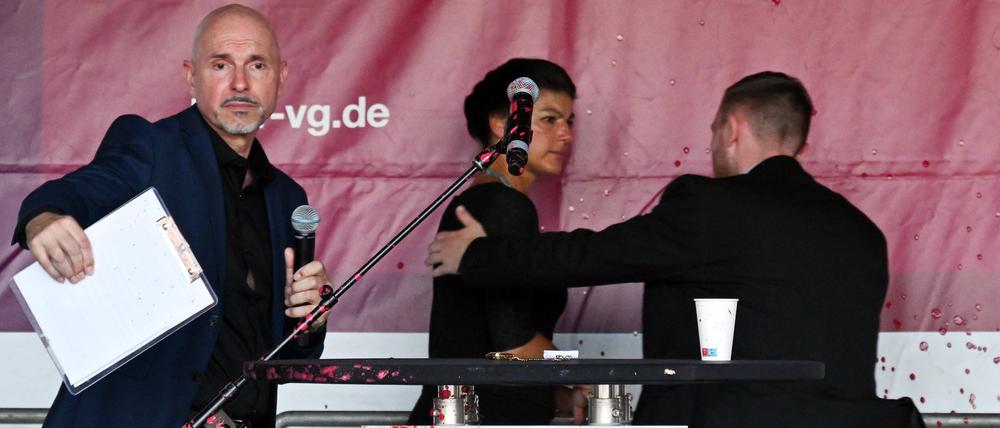 Sahra Wagenknecht, Vorsitzende des Bündnis Sahra Wagenknecht (BSW), wird von einem Personenschützer von der Bühne gebracht.