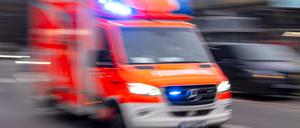 Ein Rettungswagen der Feuerwehr fährt mit Blaulicht zum Einsatz.