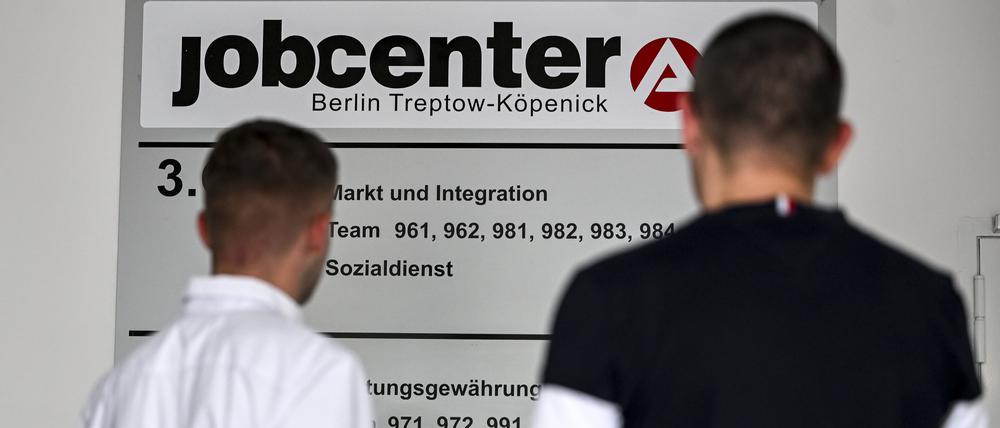Das Jobcenter Treptow-Köpenick am Groß-Berliner Damm. (Gestellte Szene).