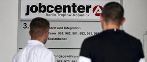 Das Jobcenter Treptow-Köpenick am Groß-Berliner Damm. (Gestellte Szene). 