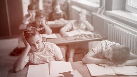 Müde Schüler in einem Klassenraum.