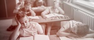 Müde Schüler in einem Klassenraum.