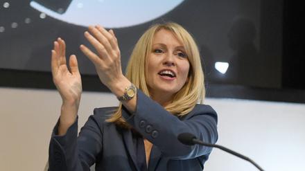 Großbritannien, London: Esther McVey, ehemalig Ministerin für Arbeit und Rente, und Kandidatin für den Parteivorsitz der Konservativen, klatscht in die Hände bei einem Treffen mit der Bruges-Gruppe. Sie steht nun in der Kritik für ihren Vergleich des  geplanten landeswieten Rauchverbots mit dem Holocaust,