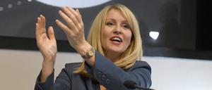 Großbritannien, London: Esther McVey, ehemalig Ministerin für Arbeit und Rente, und Kandidatin für den Parteivorsitz der Konservativen, klatscht in die Hände bei einem Treffen mit der Bruges-Gruppe. Sie steht nun in der Kritik für ihren Vergleich des  geplanten landeswieten Rauchverbots mit dem Holocaust,