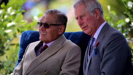 König Tuheitia und der damalige Prinz Charles bei dessen Besuch in Neuseeland im November 2015. Tuheitia hatte auch an Charles’ Krönung in London im Mai 2023 teilgenommen. (Archivbild)