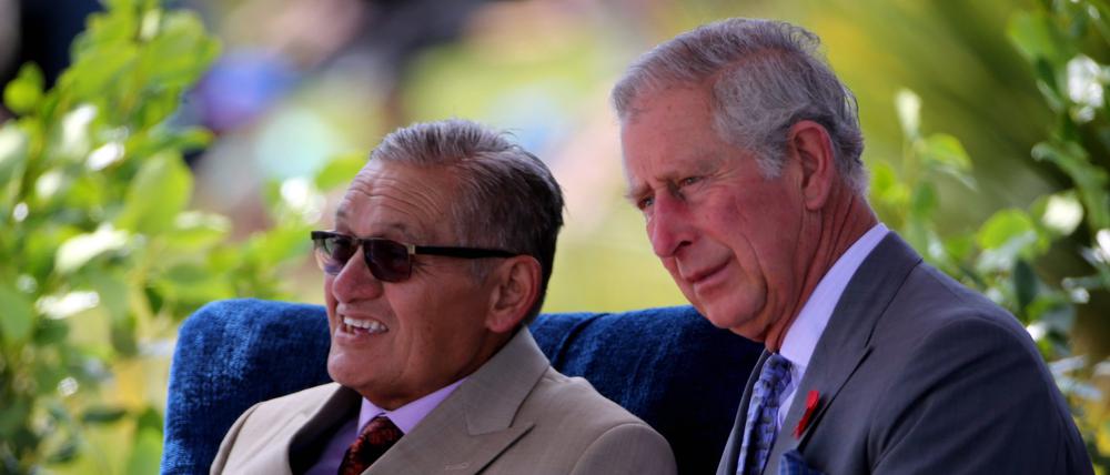 König Tuheitia und der damalige Prinz Charles bei dessen Besuch in Neuseeland im November 2015. Tuheitia hatte auch an Charles’ Krönung in London im Mai 2023 teilgenommen. (Archivbild)