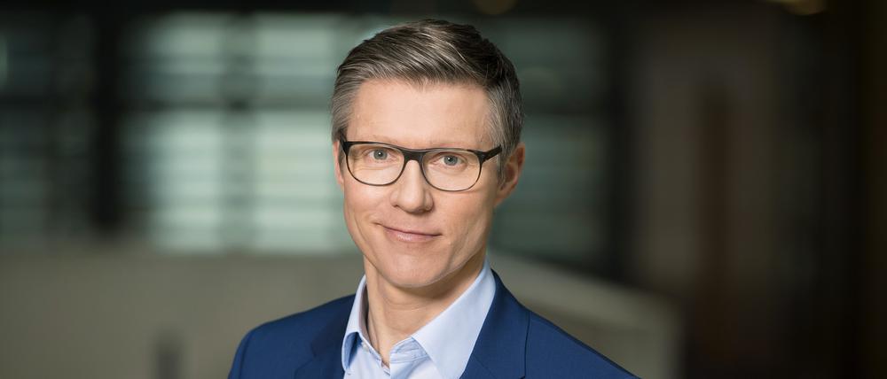 Justus Kliss koordiniert derzeit im Crossmedialen News Center des RBB die Wahlberichterstattung in Brandenburg.
