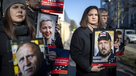 Swetlana Tichanowskaja (re.) sehen viele Belarussinnen und Belarussen als ihre rechtmäßige Präsidentin an. Hier demonstriert sie aus dem Exil heraus für die Freilassung ihres Ehemanns Sergej.
