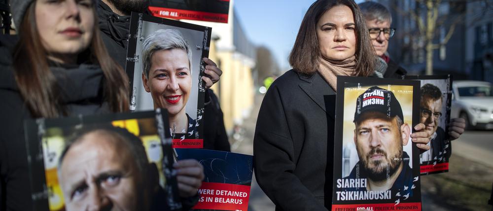 Swetlana Tichanowskaja (re.) sehen viele Belarussinnen und Belarussen als ihre rechtmäßige Präsidentin an. Hier demonstriert sie aus dem Exil heraus für die Freilassung ihres Ehemanns Sergej.