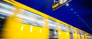 Mit dem 9-Euro-Sozialticket können Sozialhilfe-Empfänger in Berlin bislang vergünstigt Bus und Bahn fahren. (Symbolbild)