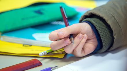 Sachsen-Anhalt, Magdeburg: Ein Schüler schreibt im Unterricht.  Die Ergebnisse des neuen Bildungsmonitors der Initiative Neue Soziale Marktwirtschaft ist erschienen.