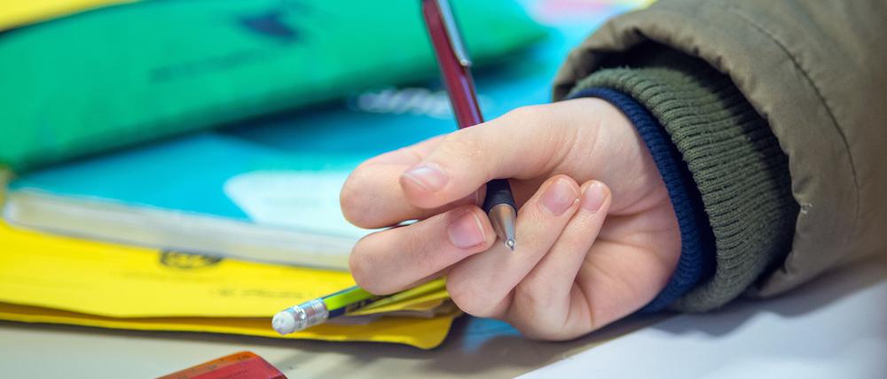 Sachsen-Anhalt, Magdeburg: Ein Schüler schreibt im Unterricht. Die Ergebnisse des neuen Bildungsmonitors der Initiative Neue Soziale Marktwirtschaft ist erschienen.