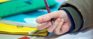 Sachsen-Anhalt, Magdeburg: Ein Schüler schreibt im Unterricht.  Die Ergebnisse des neuen Bildungsmonitors der Initiative Neue Soziale Marktwirtschaft ist erschienen.
