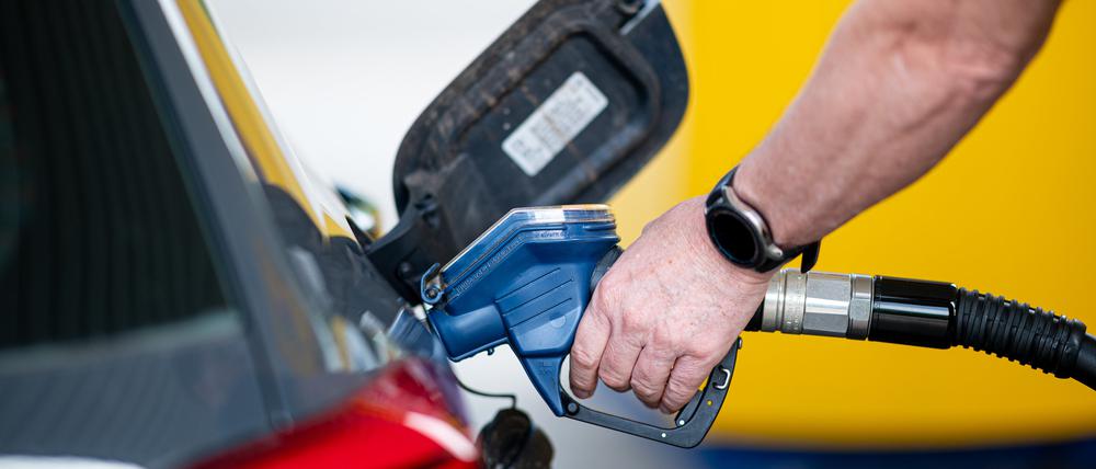 Hamburg: Ein Mann betankt an einer Tankstelle sein Auto.