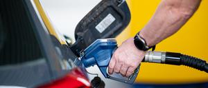 Hamburg: Ein Mann betankt an einer Tankstelle sein Auto.